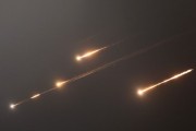 平凉伊朗以导弹齐射回应以色列的大规模袭击